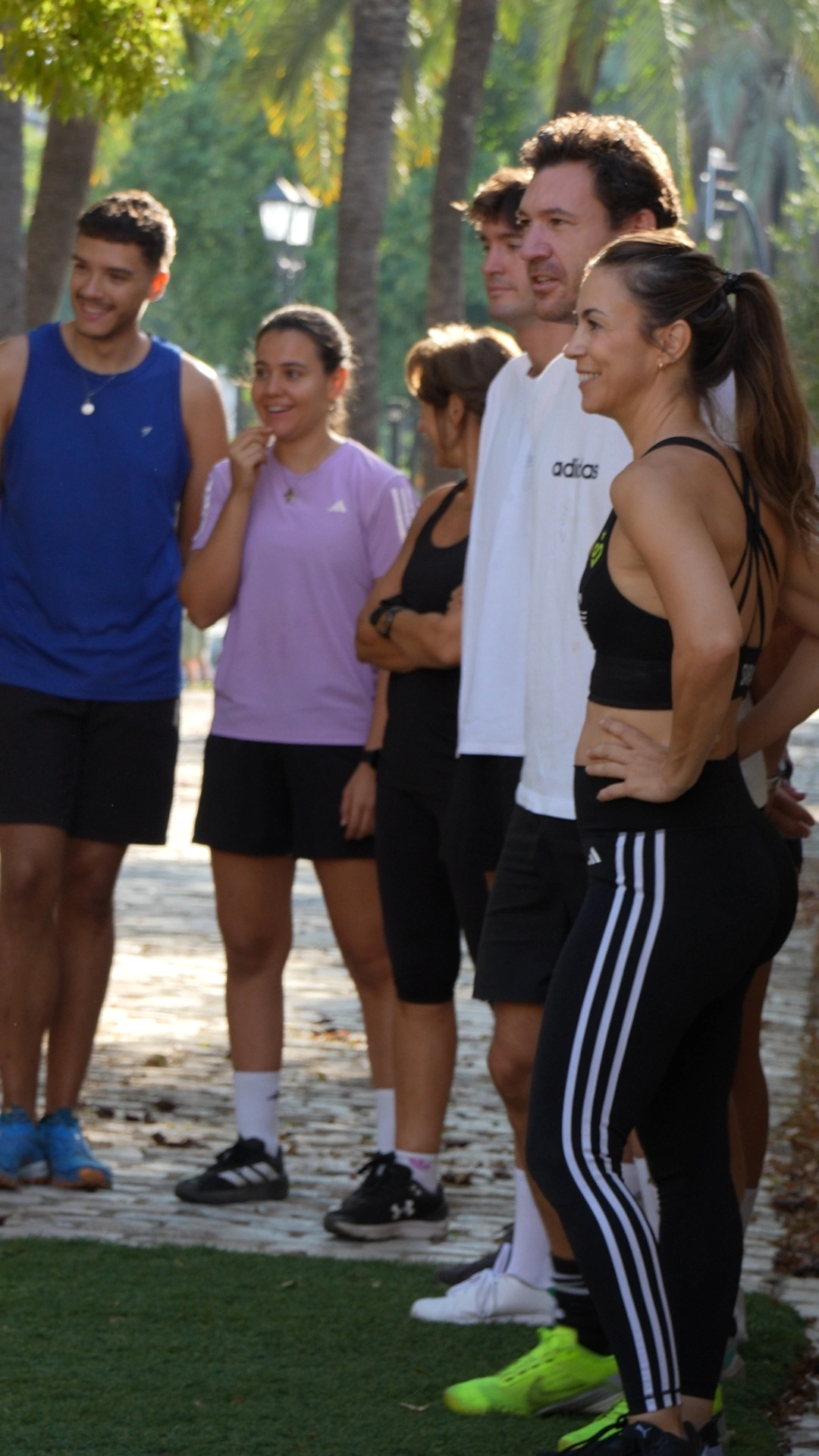 El grupo se reúne de pie en la zona de entrenamiento al aire libre.