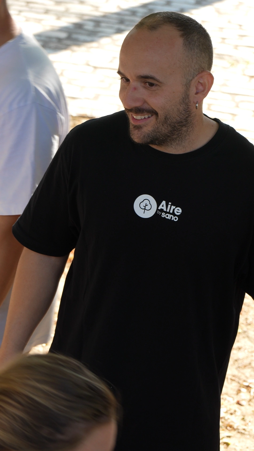 Retrato de un instructor con camiseta negra de Aire by Sano.