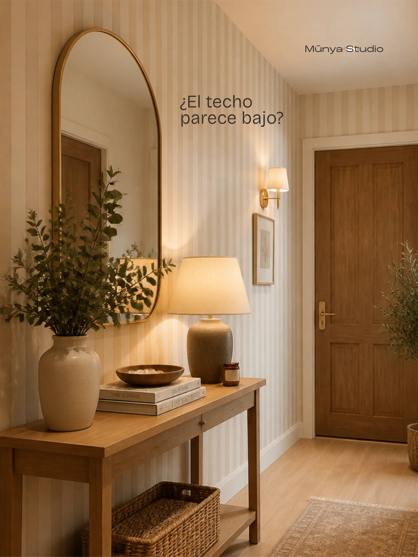 Munya Studio · Recibidor con papel de rayas verticales, espejo arqueado y muebles de madera.