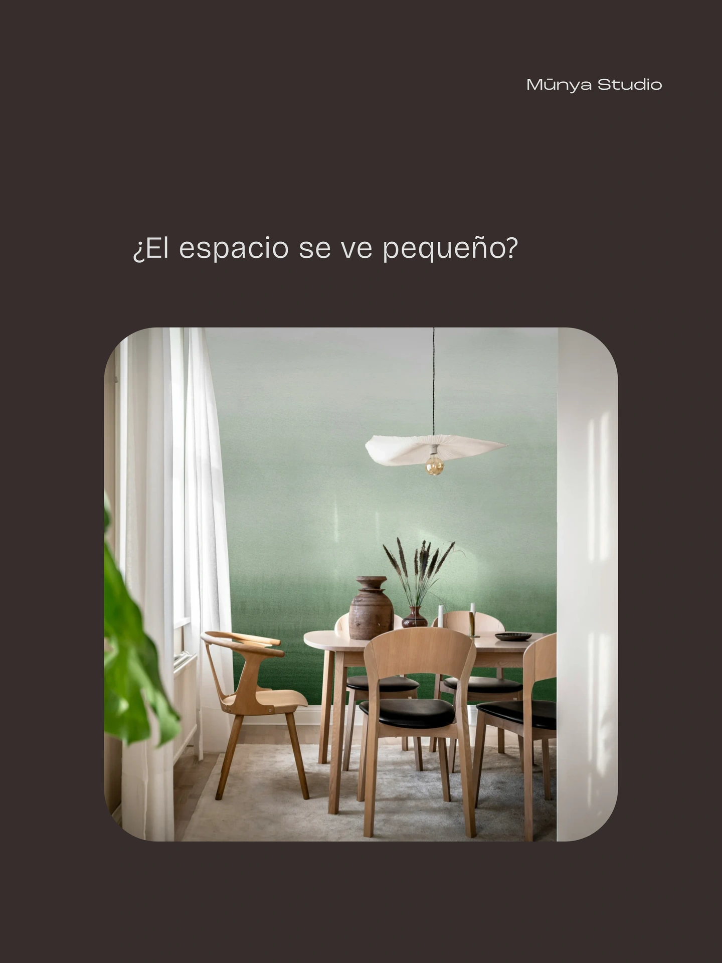 Munya Studio · Comedor con papel pintado verde claro y mobiliario de madera.