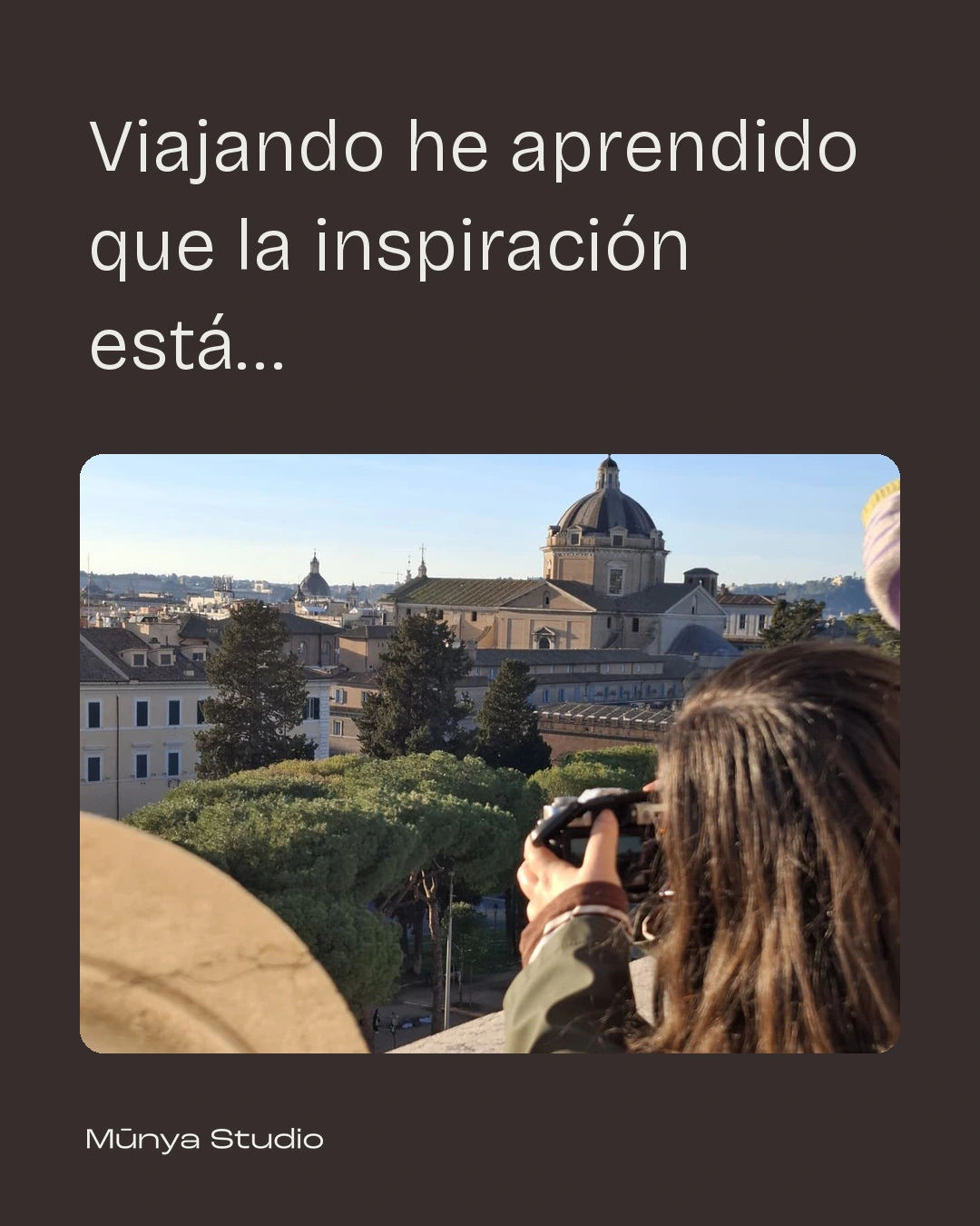 Munya Studio · Una viajera fotografía las cúpulas y tejados de una ciudad histórica.