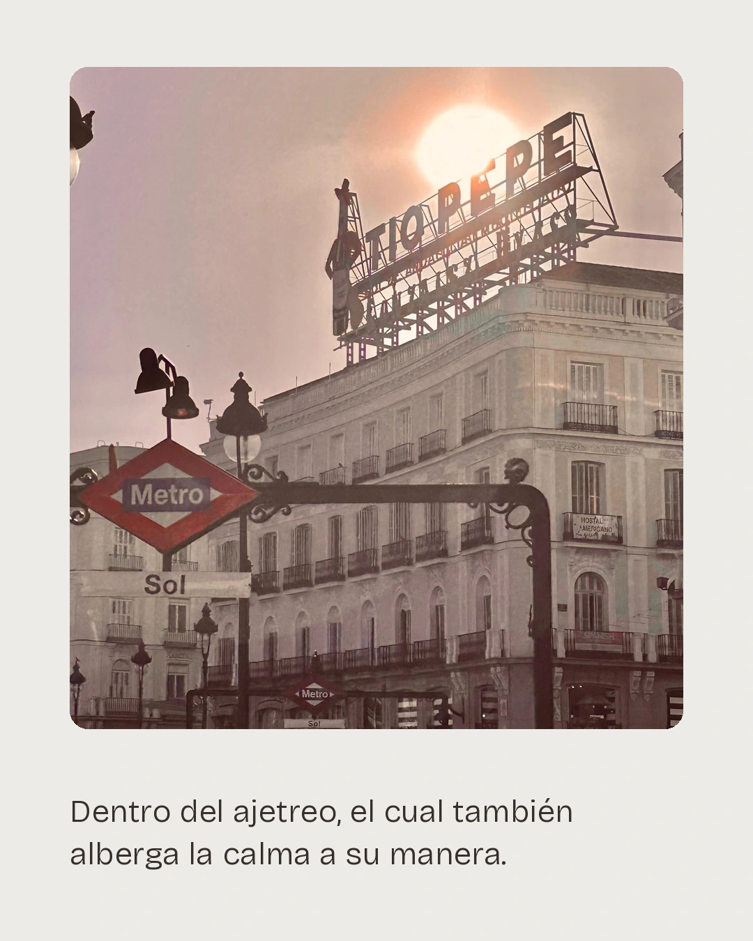 Munya Studio · Fotografía antigua de la ciudad con el rótulo de Puerta del Sol y sus edificios.