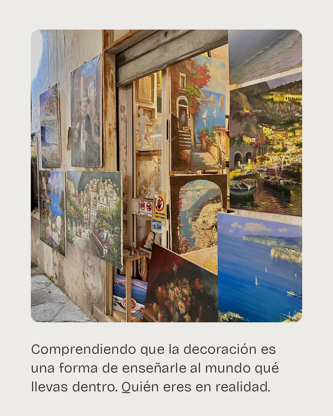 Munya Studio · Pinturas y objetos artesanales llenan la entrada de una tienda.