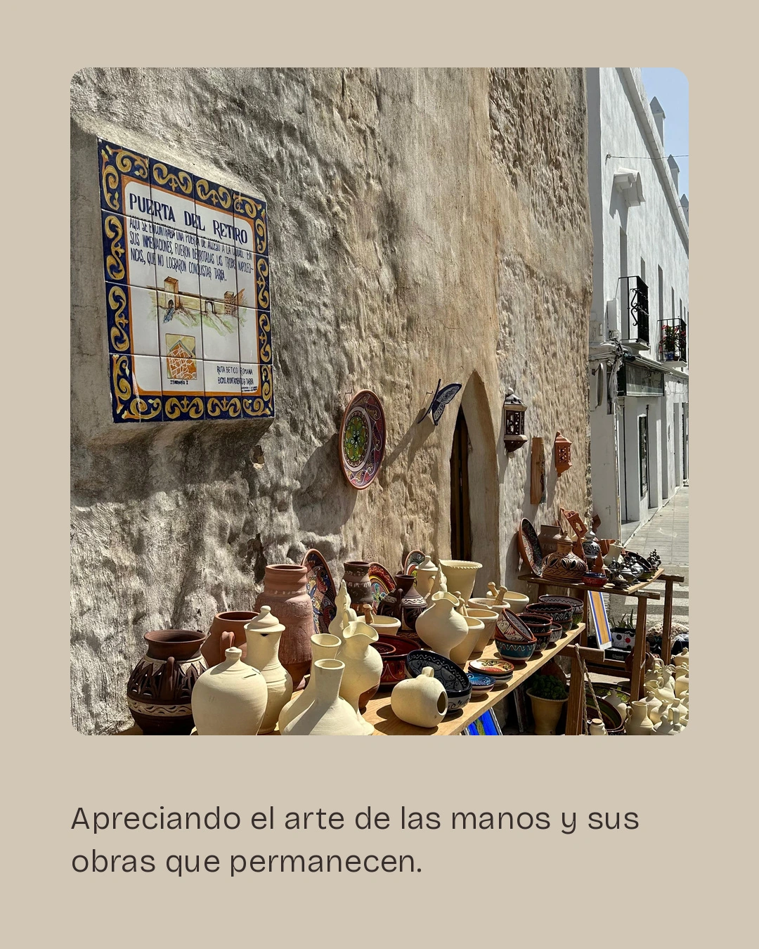 Munya Studio · Piezas de cerámica hechas a mano expuestas junto a una pared blanca.