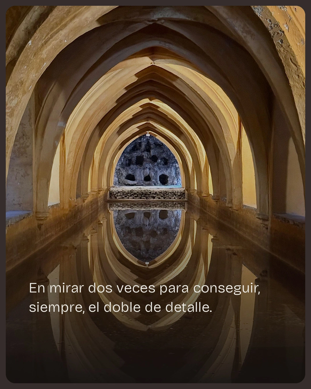 Munya Studio · Un pasaje de bóvedas apuntadas se refleja en el agua.