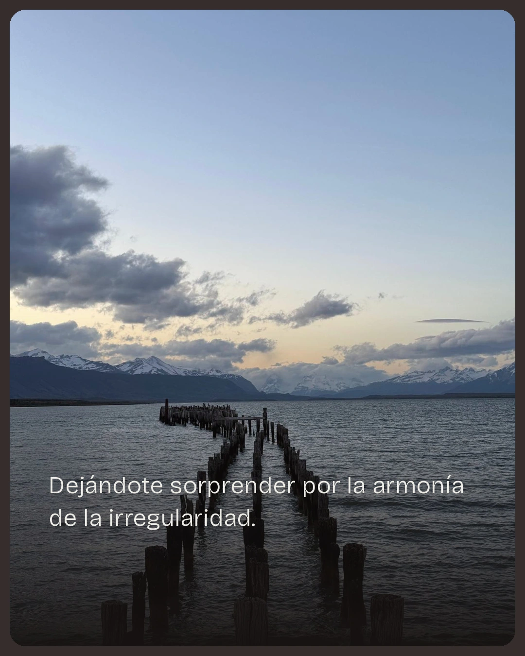 Munya Studio · Un lago de montaña y un embarcadero de madera cierran el carrusel.