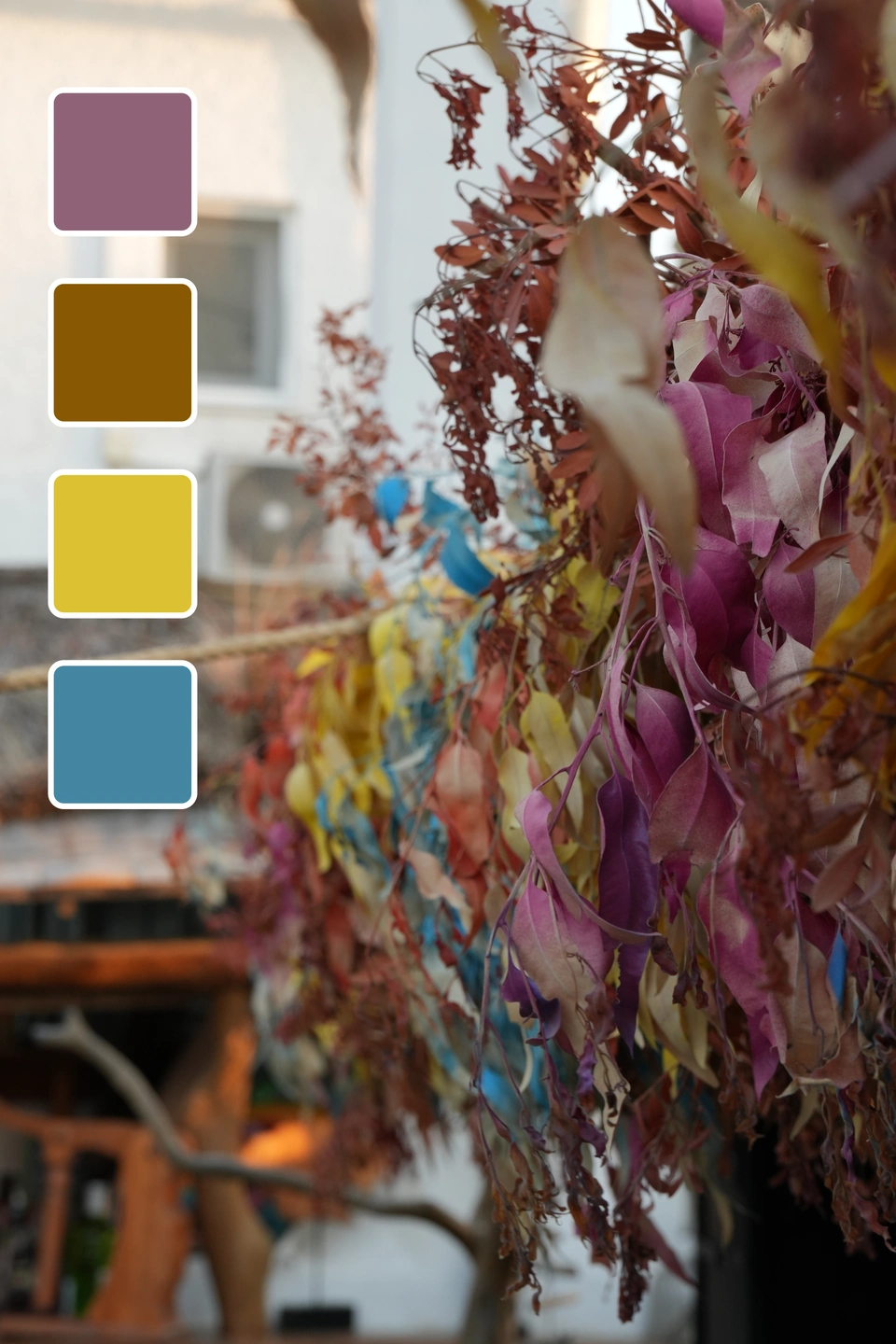 Carrusel de colores de Zaraho: Flores colgantes con cuatro colores extraídos de la escena.