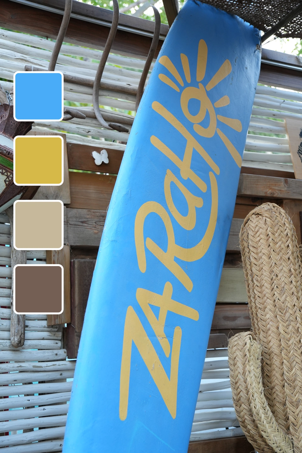 Carrusel de colores de Zaraho: Tabla azul con el rótulo de Zaraho y cuatro muestras de color a juego.