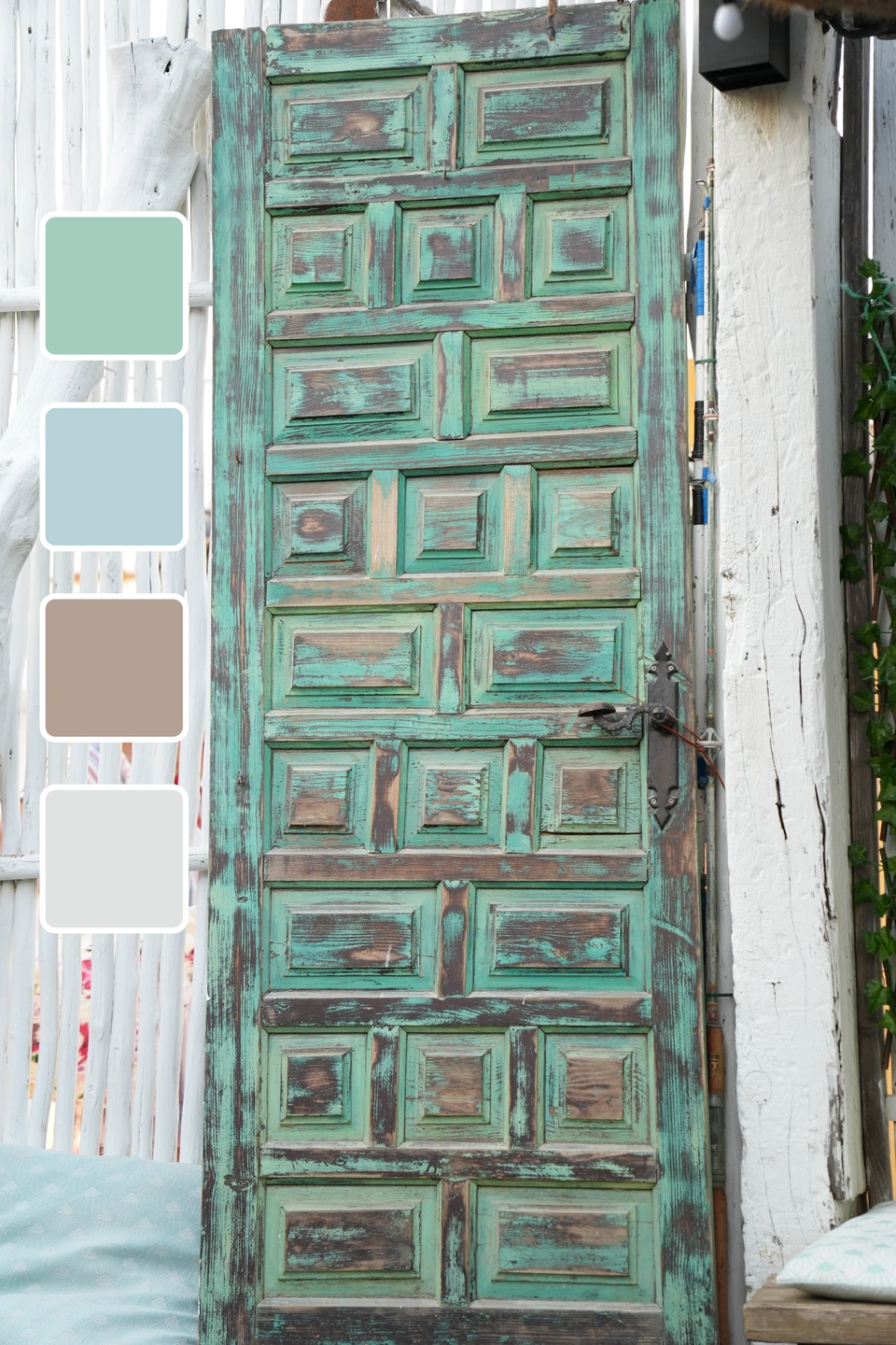 Carrusel de colores de Zaraho: Puerta turquesa desgastada y muestras de color a juego.