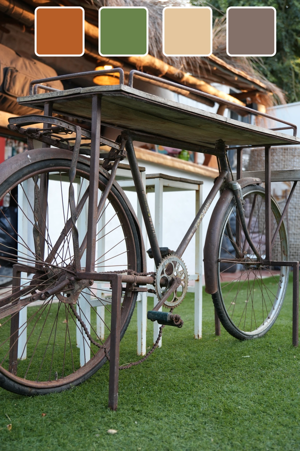 Carrusel de colores de Zaraho: Una bicicleta bajo estantes de madera, con colores extraídos de sus materiales.
