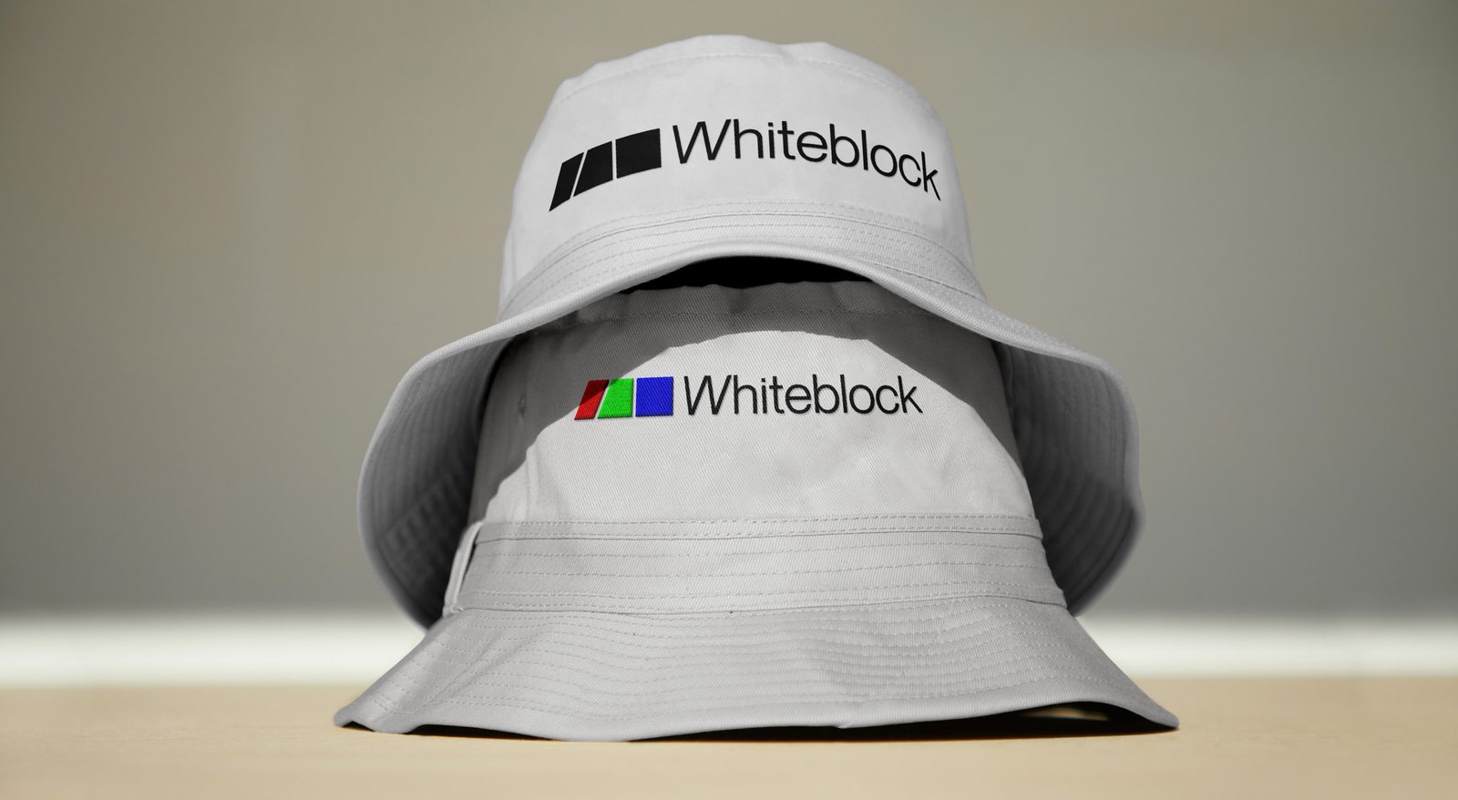 Gorros Whiteblock con la marca bordada